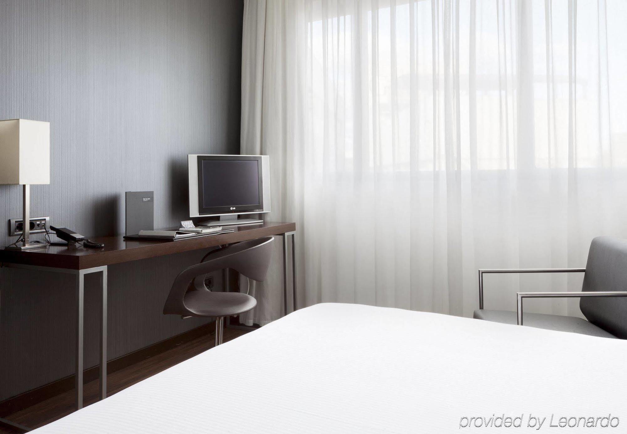 เอซี โฮเต็ล ซาน เซบาสเตียน เดอ โลส เรเยส Hotel ซานเซบัสเตียน เดลอส เรเยส ภายนอก รูปภาพ