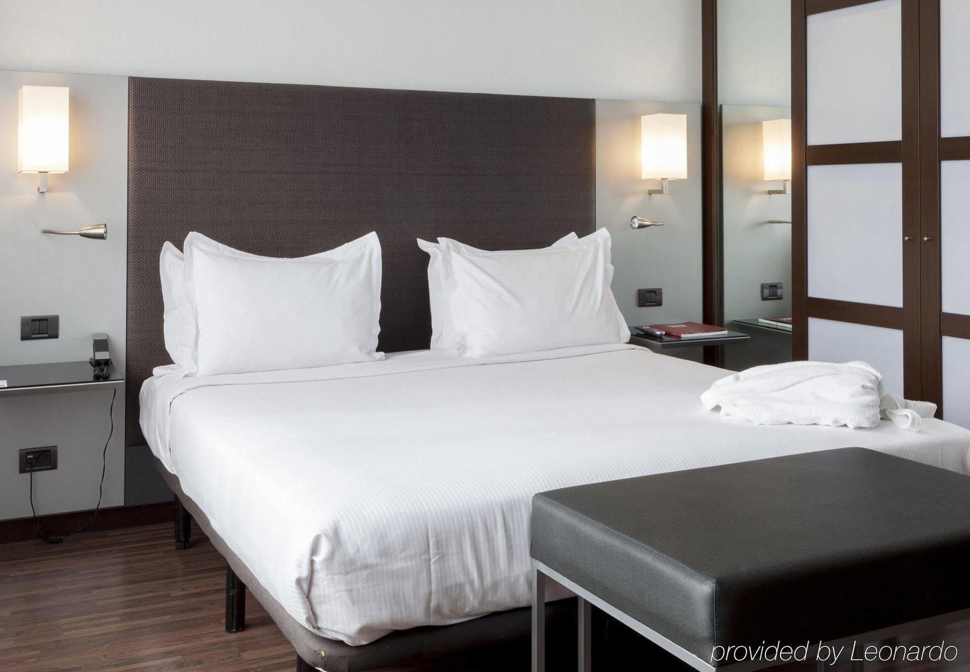 เอซี โฮเต็ล ซาน เซบาสเตียน เดอ โลส เรเยส Hotel ซานเซบัสเตียน เดลอส เรเยส ภายนอก รูปภาพ